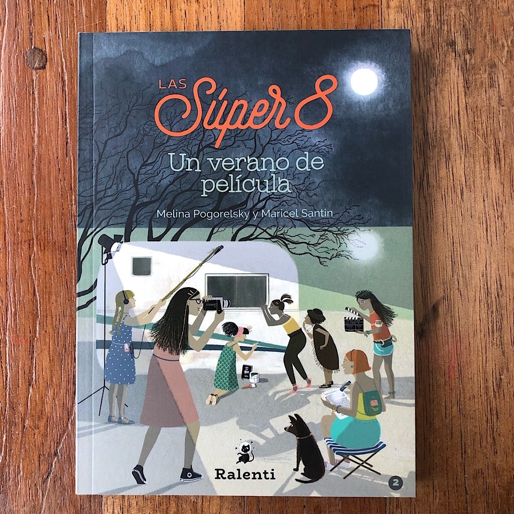 Este veraneo, las siete amigas se proponen filmar una película de zombis en Súper 8 en el camping abandonado. ¿Lo lograrán?