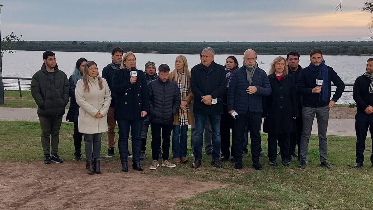 Los precandidatos asistieron a un acto a espaldas del río Paraná.