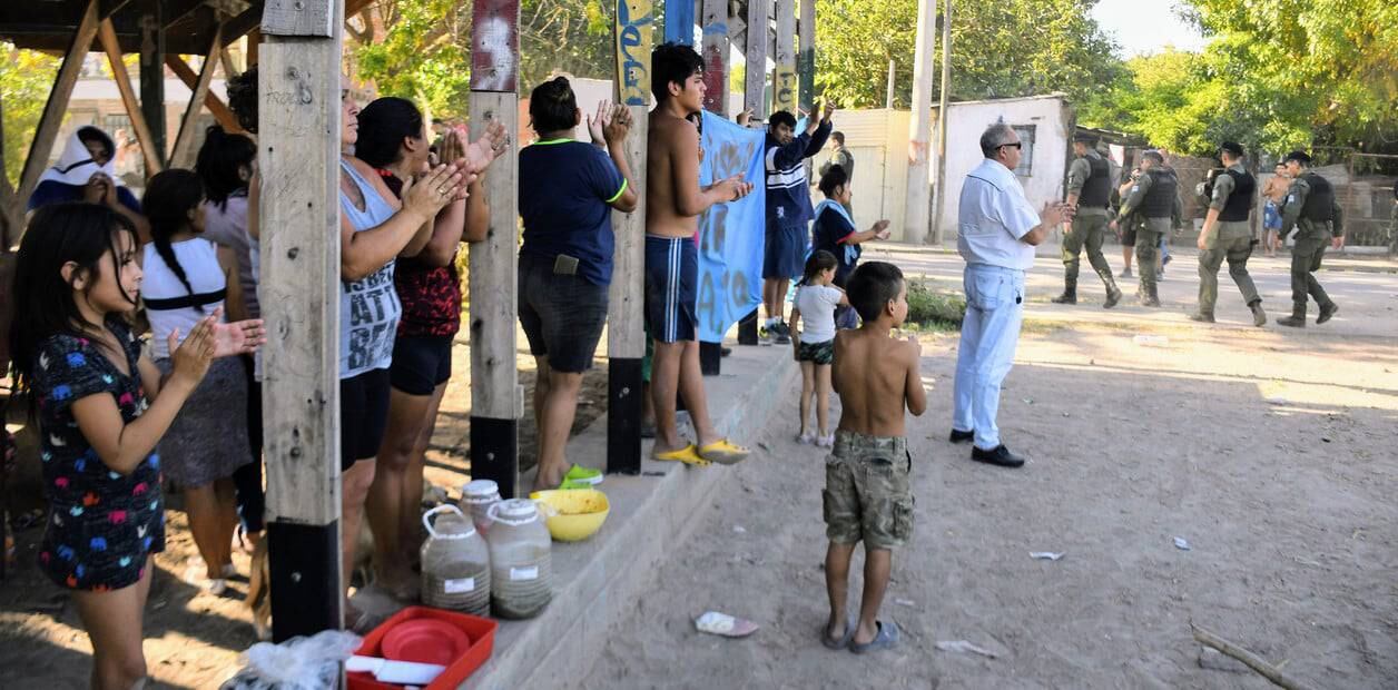 Gendarmería Nacional fue recibida con aplausos en Empalme Graneros.