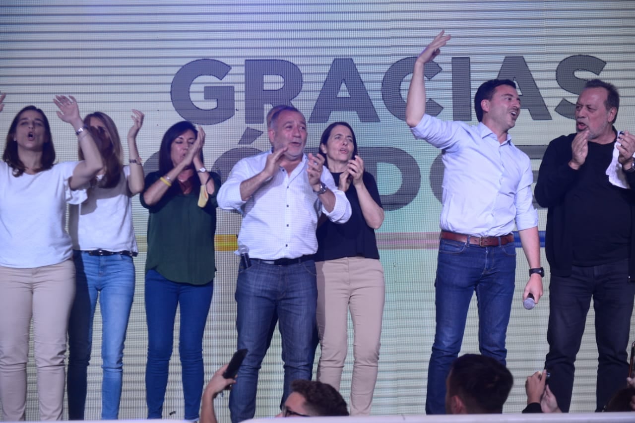 Luis Juez y Rodrigo de Loredo, en el festejo de la categórica victoria de Juntos por el Cambio.