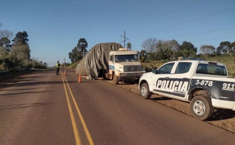 Aristóbulo del Valle: un camión derramó su carga de yerba sobre la ruta.