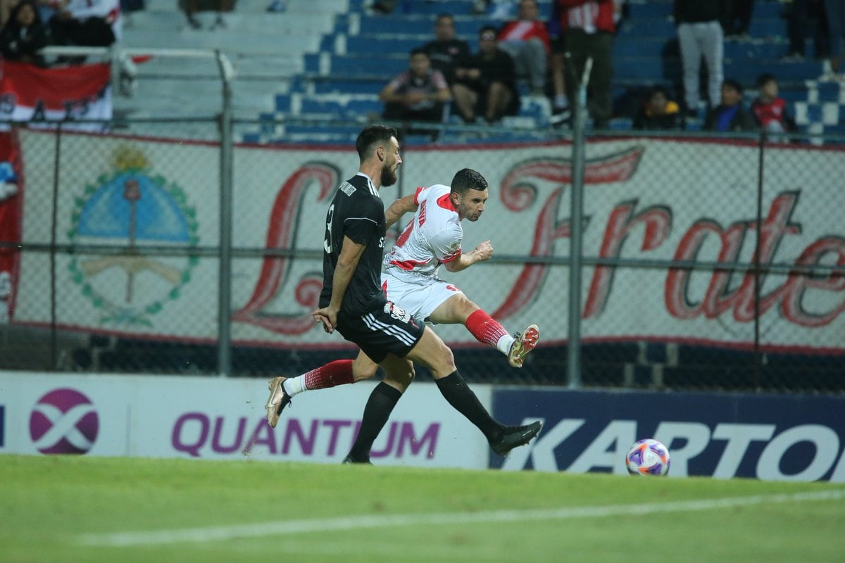 Adrián Martínez le pega de zurda y palpita el festejo del segundo gol de Instituto ante Deportivo Riestra por Copa Argentina