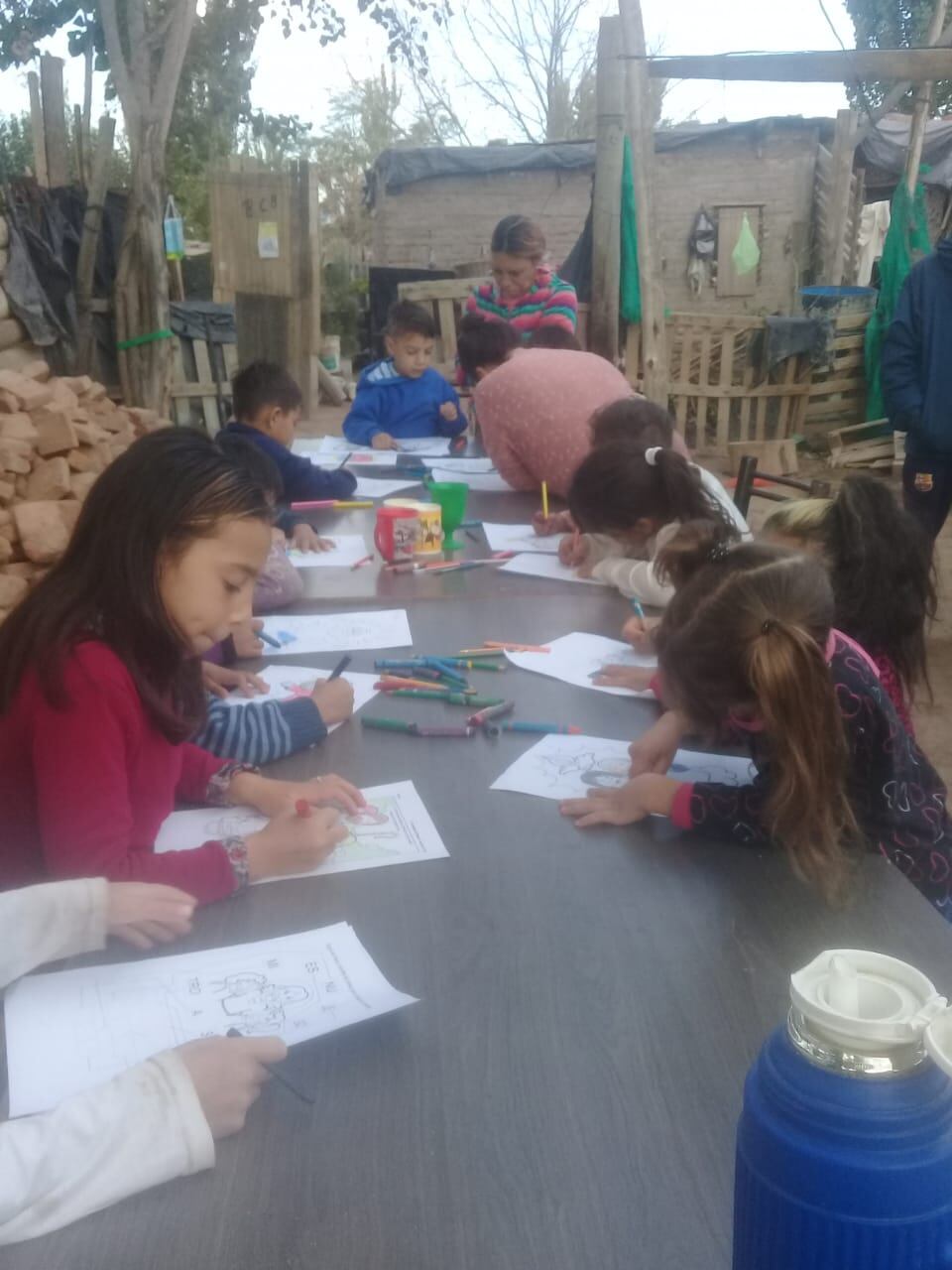 También ofrecen ayuda escolar para que los niños puedan seguir escolarizados.