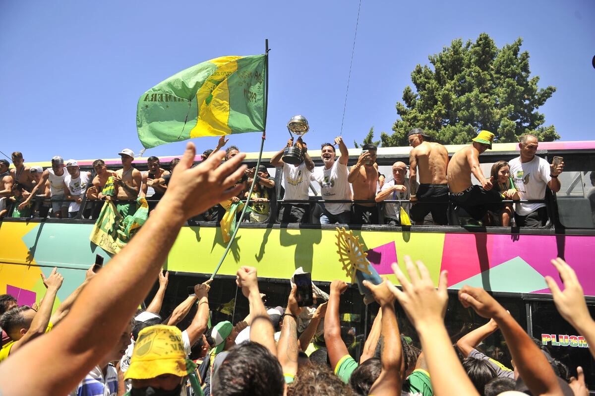 Los hinchas recibieron a Defensa y Justicia luego de ser campeón en la Copa Sudamericana