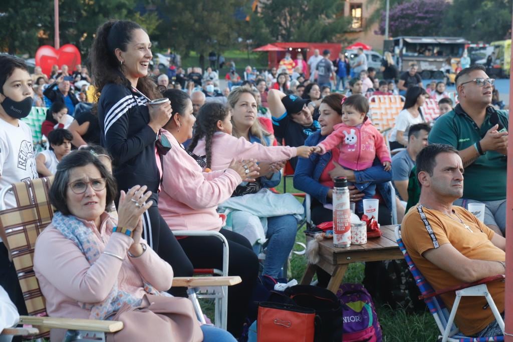 Vecinos y turistas disfrutaron de la fiesta.