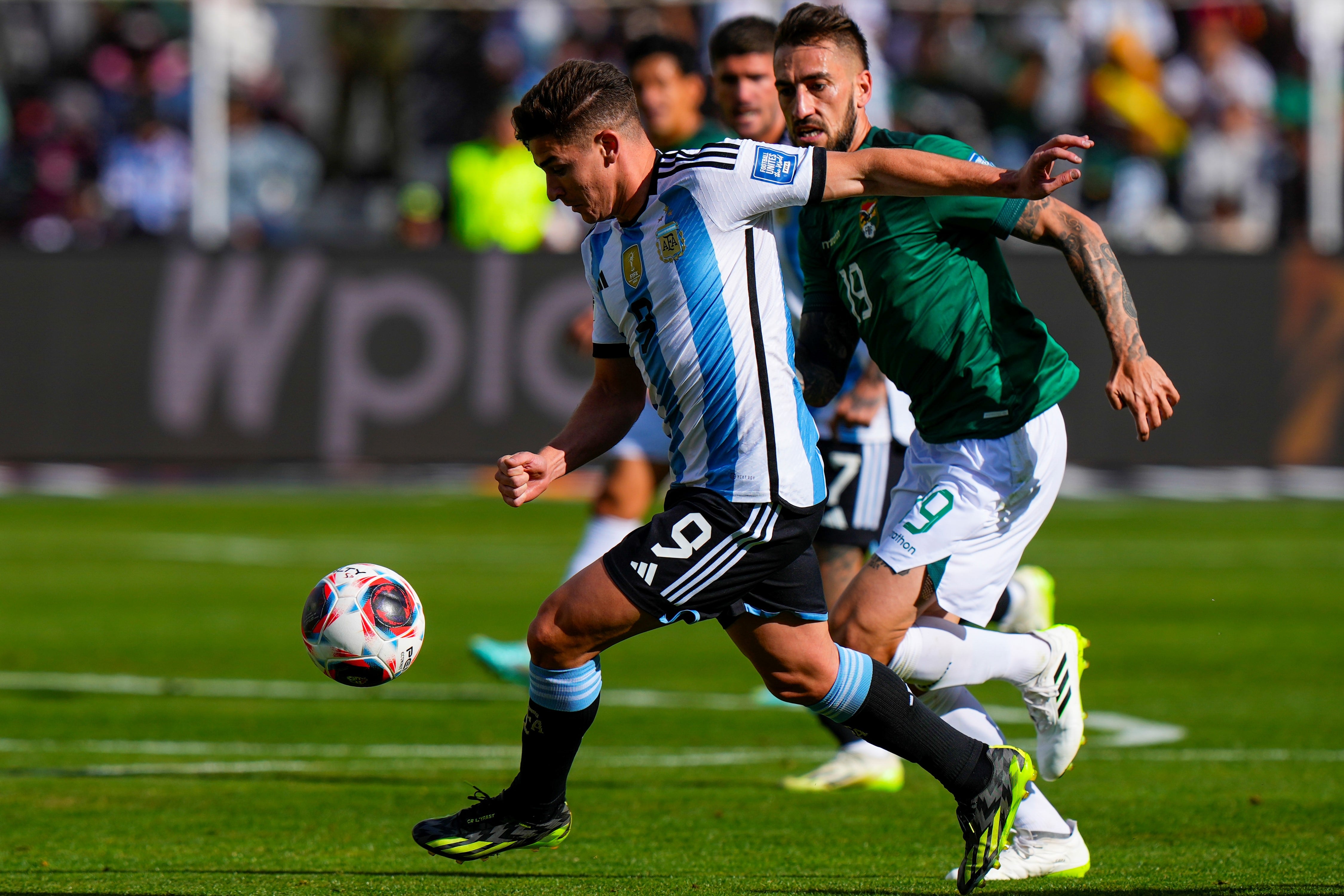 Julián Álvarez, el delantero cordobés que fue titular en la selección argentina ante Bolivia, en la Paz. (AP)