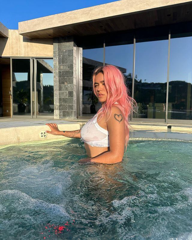 Karol G en su piscina