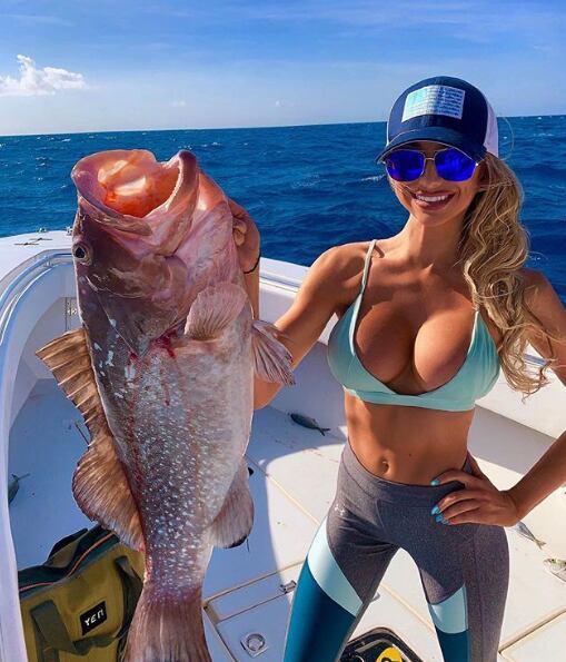 Emily Riemer atrapa peces que pesan de 50 a 180 kilos.