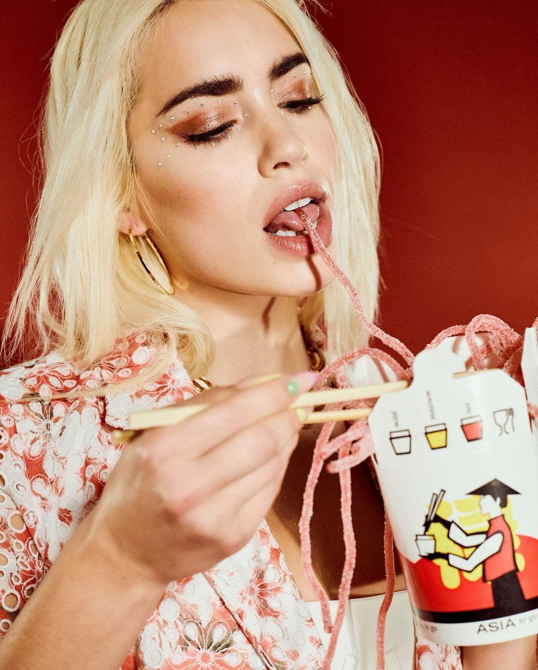 Lali Espósito lució un look estilo japonés compuesto por un blazer blanco con flores rosas.