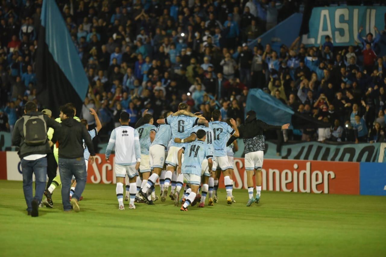 El festejo de los jugadores tras el triunfo 2 a 1 ante Riestra. (Facundo Luque / La Voz).