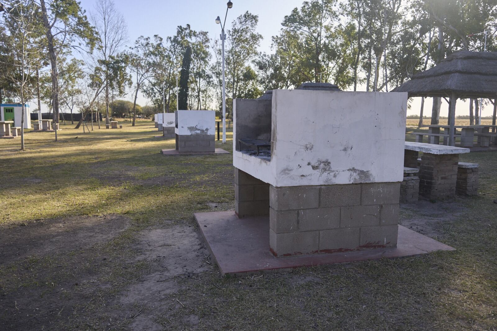 Asadores en el polideportivo municipal de Balnearia.