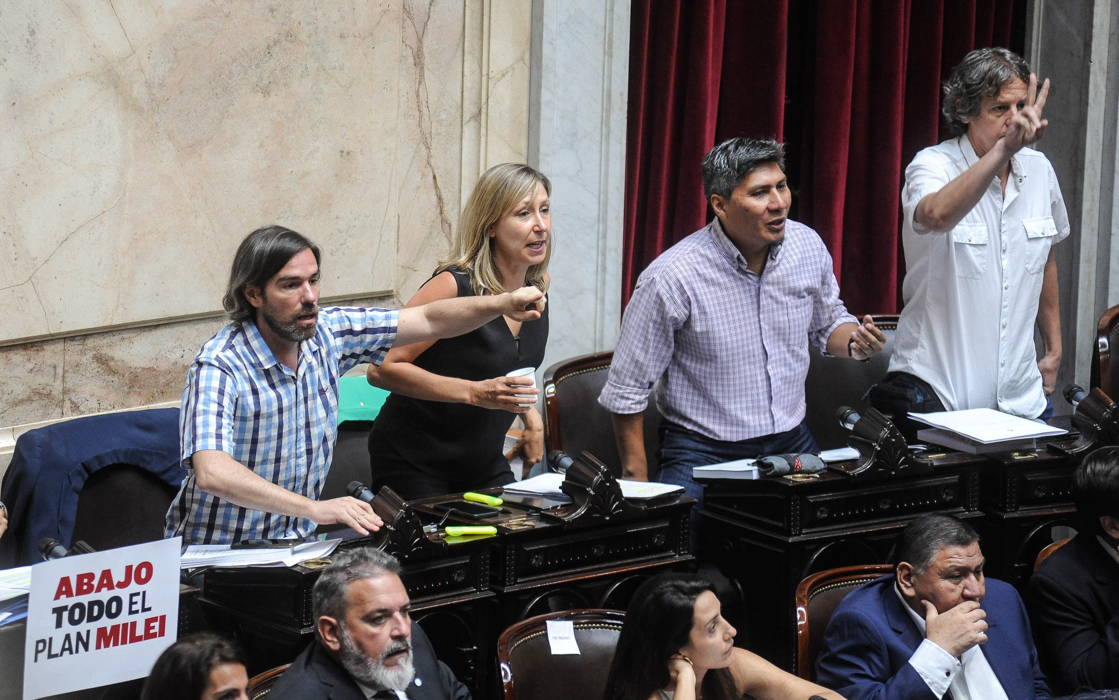 La izquierda reclamó que un invitado estaba insultando. Foto Federico Lopez Claro