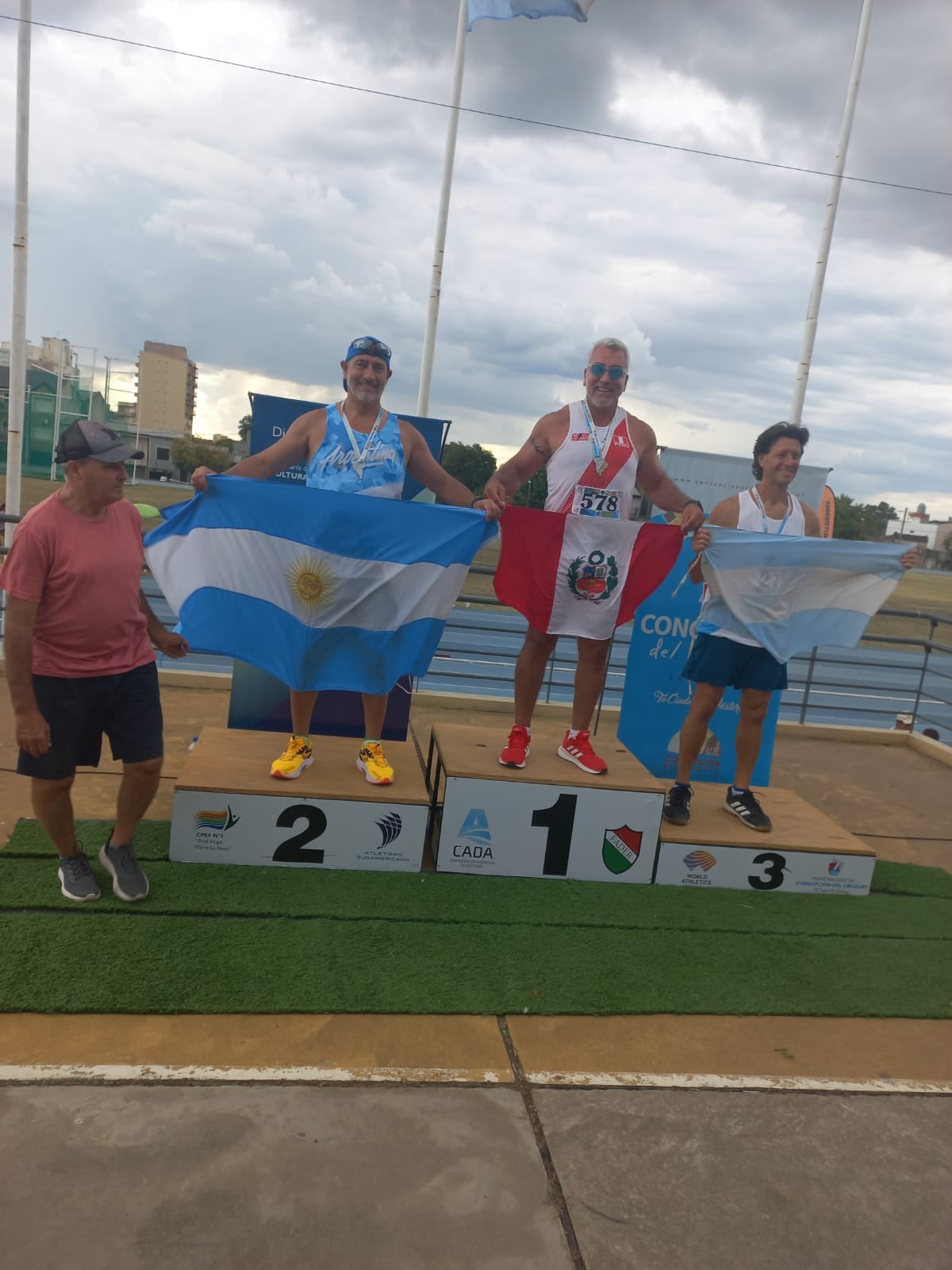 Equipo mendocino de atletismo en el Gran Prix Mercosur Máster.