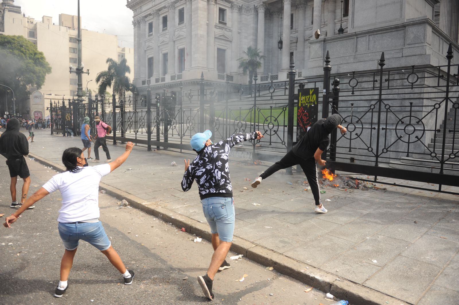 Enfrentamientos entre policías y manifestantes frente al Congreso por el acuerdo con el FMI