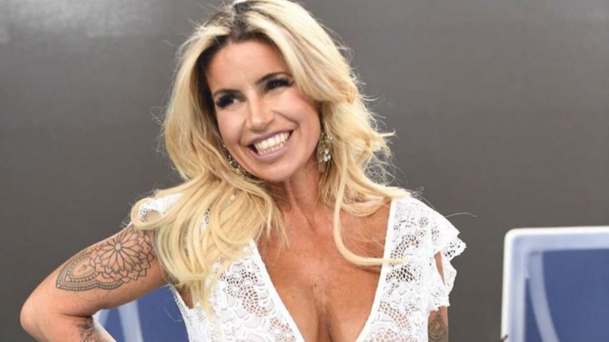 En top y minishort: Flor Peña bailó al borde de la censura