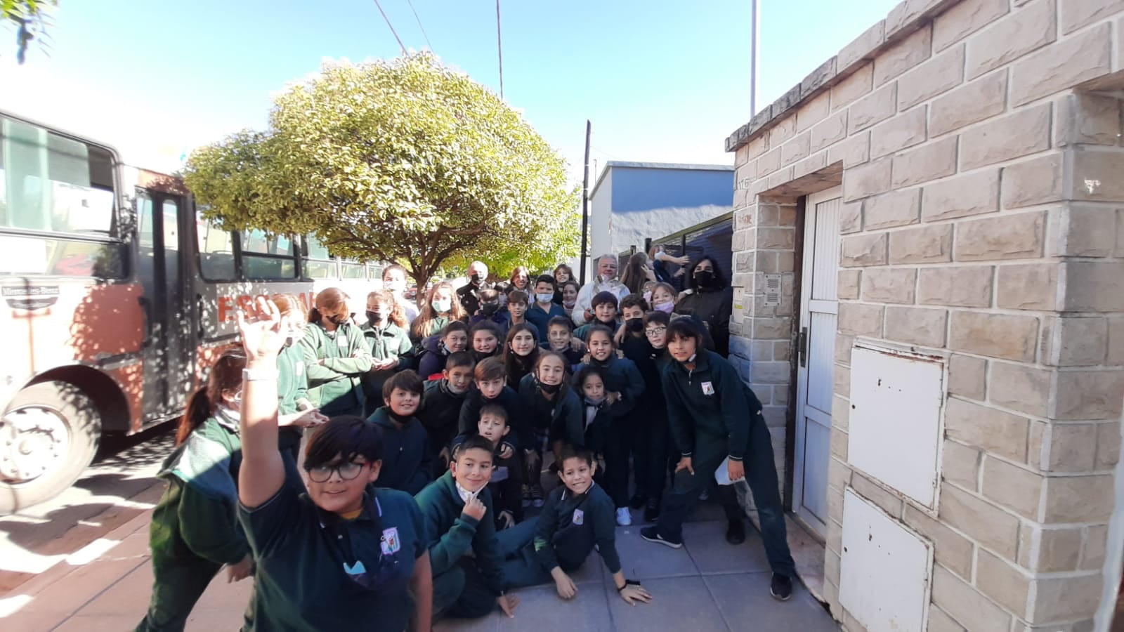 Alumnos del Jesús Adolescente sorprendieron a Veteranos de Malvinas con un desayuno