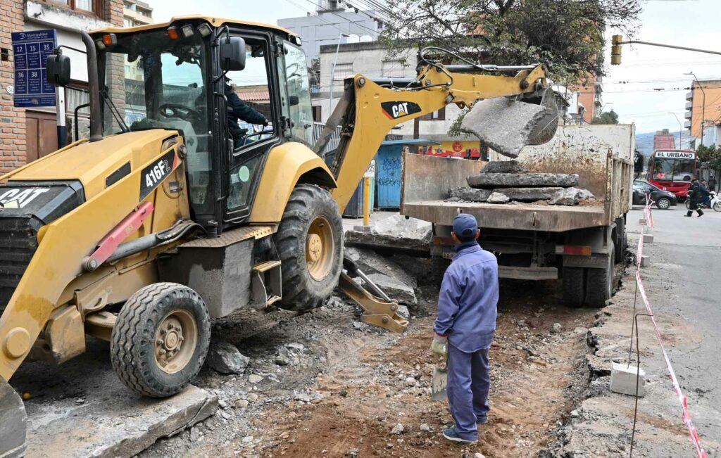 Cuadrillas municipales trabajan en la repavimentación de la calle Patricias Argentinas, en el macrocentro de San Salvador de Jujuy.