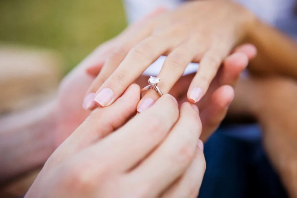 Le dio un anillo de compromiso de U$S16.500 a su novia en la playa, ella se emocionó tanto que se les cayó en la arena