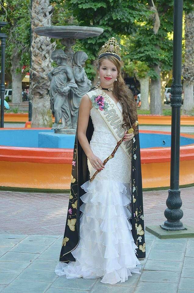 Florencia Álvarez, reina de Rivadavia en 2015, en la plaza departamental.