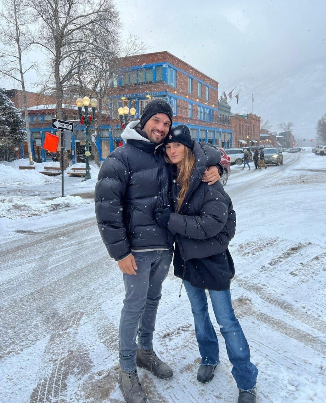 La campera puffer negra clásica que usó Lola Latorre para la nieve.