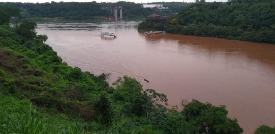 Intensa búsqueda de un joven en el Río Iguazú.