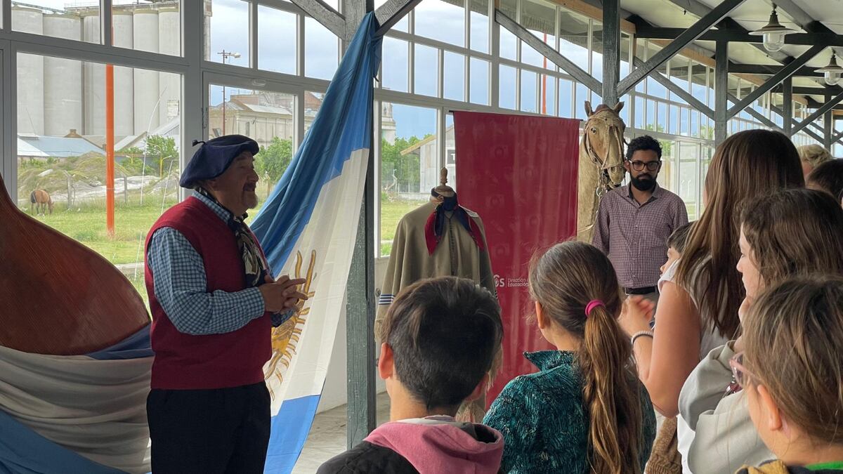 Mes de la Tradición: Alumnos de diferentes instituciones educativas visitan la exposición del CCE de Tres Arroyos