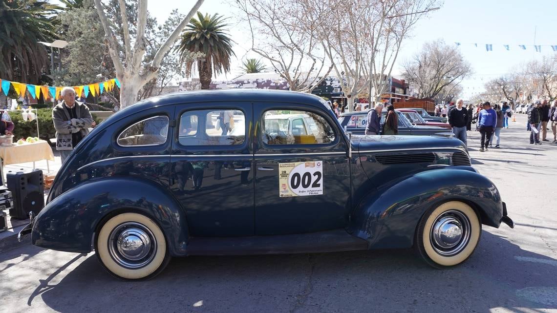 Los autos y motos antiguos son un atractivo para grandes y chicos en General Alvear.