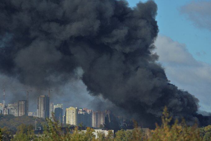 Las columnas negras de humo, tras ataques rusos en territorio ucraniano.