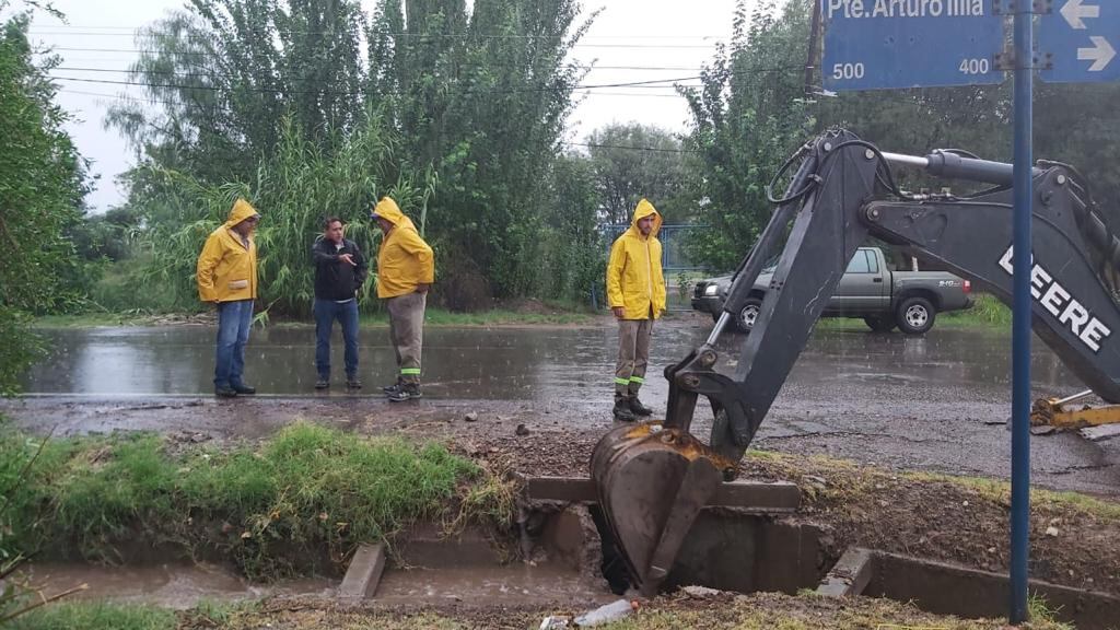 El personal municipal trabaja para despejar los colectores pluviales. Gentileza 