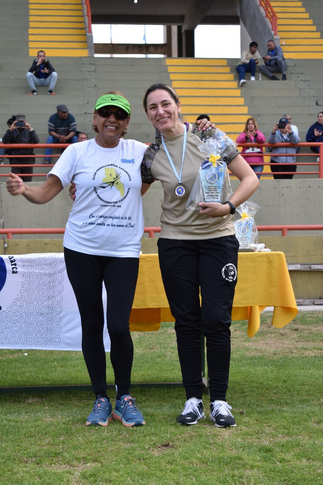 Ivana Cánovas (a la derecha), junto a una persona de la organización del evento.