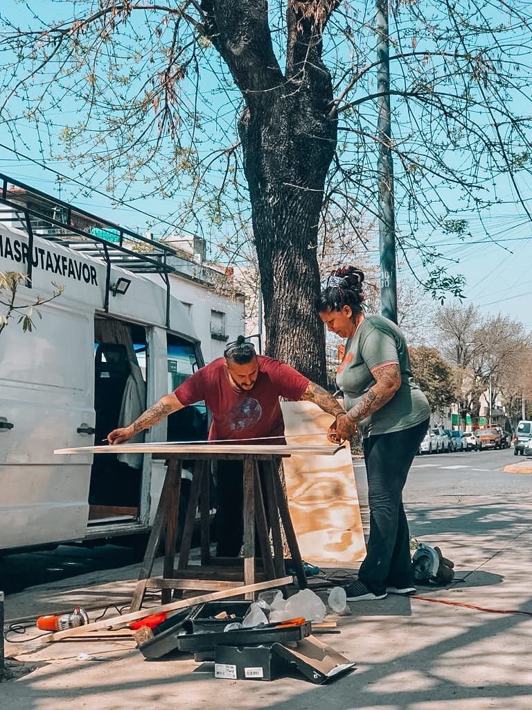 En cada pueblo que paran, arman su puesto de artesanías.