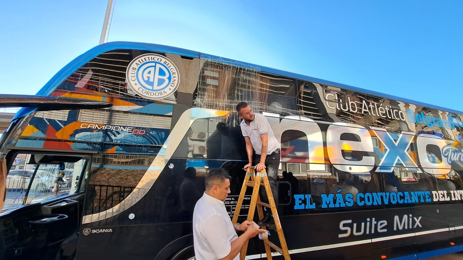 Justo antes de ingresar a la playa de estacionamiento interna del escenario, un proyectil impactó en una de las ventanillas del bus de Belgrano. (La Voz)