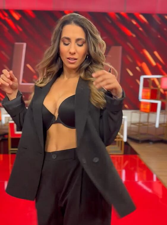 Cinthia Fernández lució un look formal pero ultra sensual en LAM: "Me tocó vestirme"