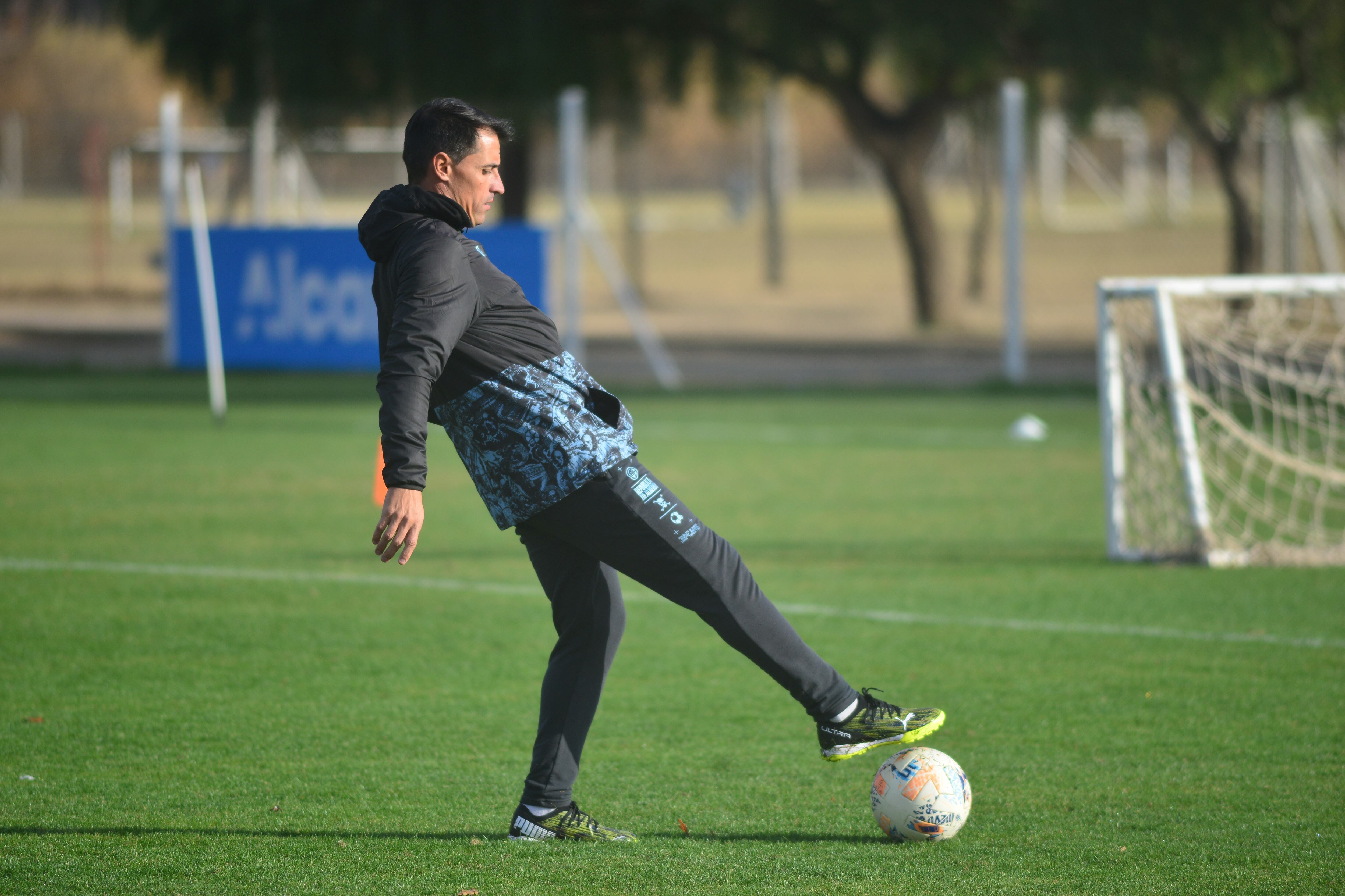 Guillermo Farré cumple ante Ferro 50 partidos al frente de un Belgrano líder de la Primera Nacional. (Nicolás Bravo / La Voz)