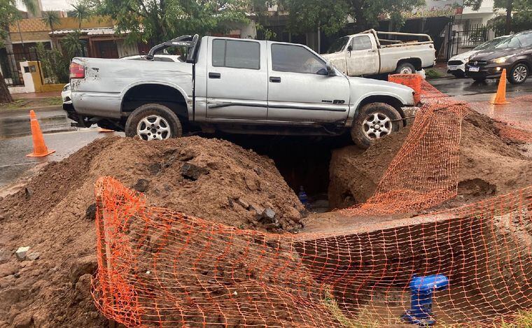 La camioneta terminó dentro de la zanja.