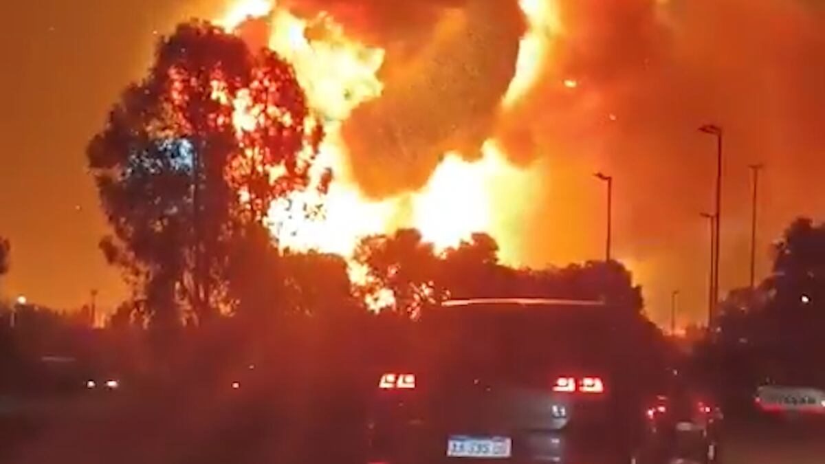 Trágica explosión en una fábrica de Ezeiza: impactantes imágenes, zonas aledañas afectadas y humo tóxico