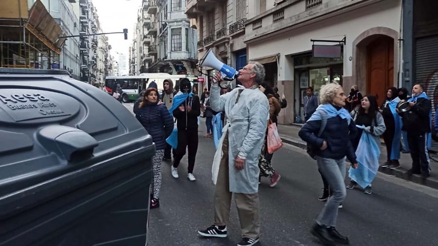 Claudio Herz amenazó con un megáfono de muerte a la vicepresidenta.