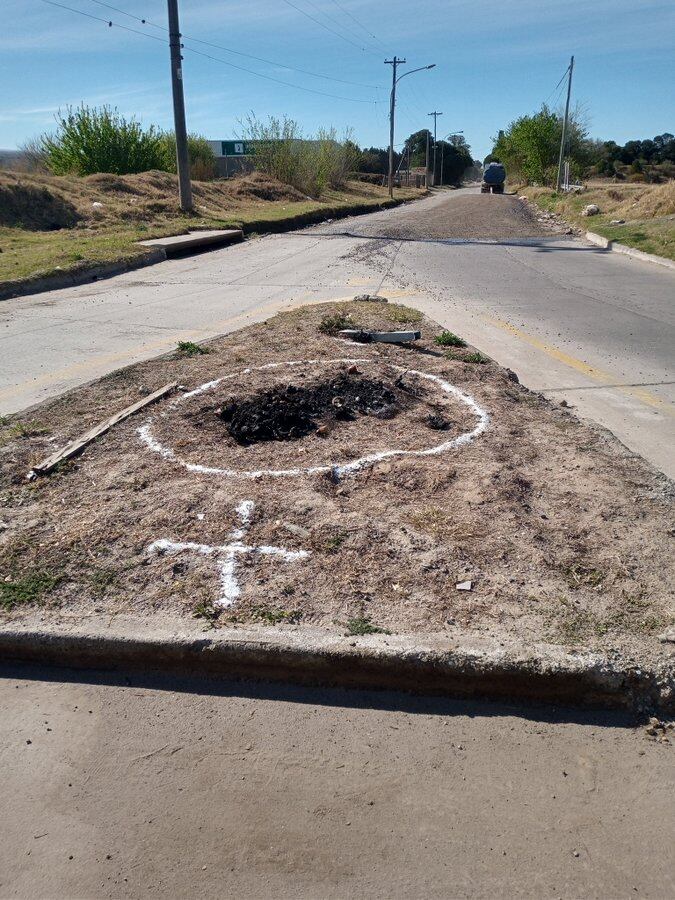 Así quedó el ritual luego de que quemaran las "ofrendas"