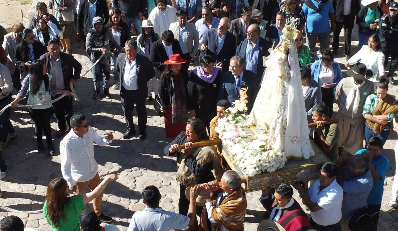 La feligresía y las autoridades acompañaron a la sagrada imagen de Nuestra Señora de la Candelaria en la procesión en inmediaciones del Monumento a los Héroes de la Independencia, donde finalmente se ofició la santa misa presidida por el obispo Félix Paredes.