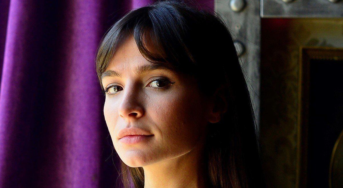 Brenda Asnicar posó con un conjunto de lencería transparente y portaligas
