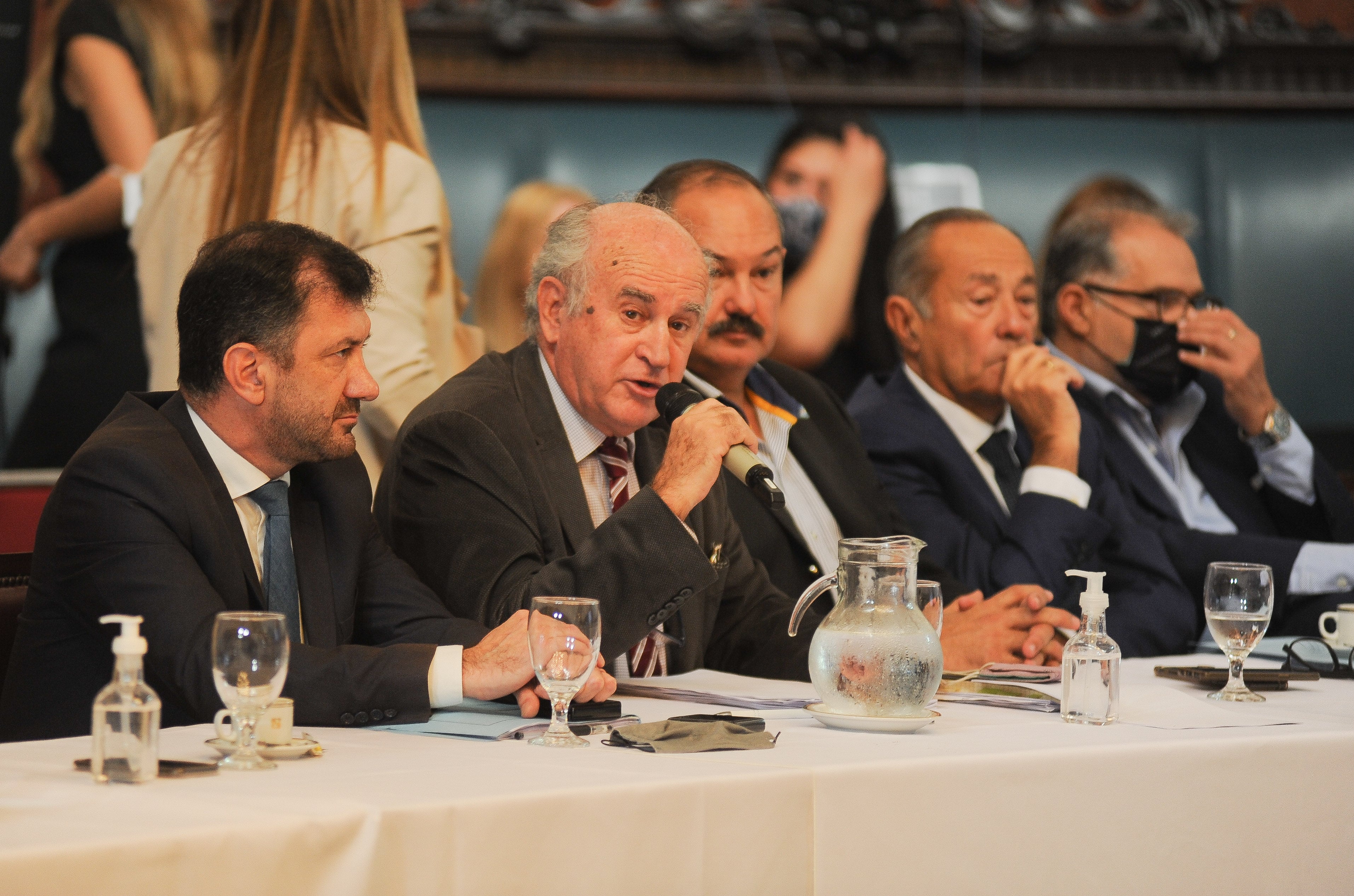 Comisión en el Senado por la ley de blanqueo de bienes en el exterior para pagar la deuda con el FMI , Adolfo Rodriguez Saa Frente de todos
Oscar Parrilli senador
Foto Federico Lopez Claro