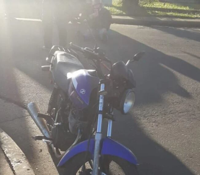 Una mujer fue hospitalizada tras despistar con su motocicleta en Posadas.