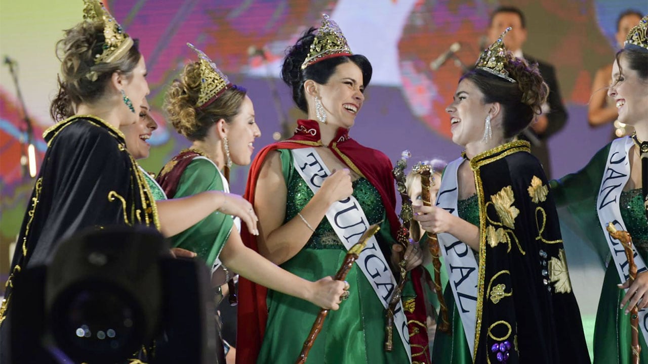 La nueva Reina, Ana Laura Verde, y la flamante Virreina, Gemina Navarro, se abrazan y sonrien emocionadas al ser electas como nuevas soberanas de la Vendimia.
Foto: Orlando Pelichotti / Los Andes