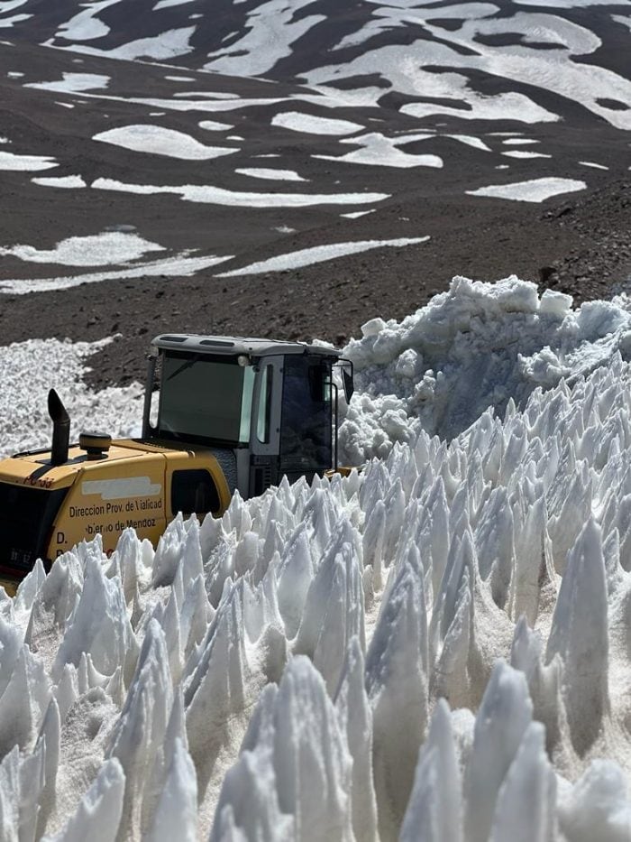 Paredes de hielo y nieve de más de 2 metros de altura en el camino hacia la Laguna del Diamante.