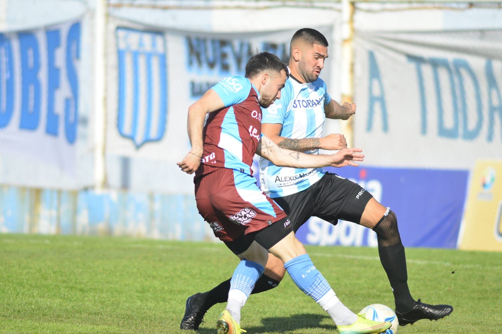 Indumentaria cambiada. Racing de "oscuro" y Juventud Unida de albiceleste. (José Gabriel Hernández)