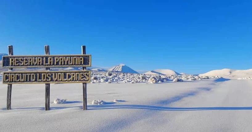 El impactante paisaje de La Payunia cubierta de nieve y que la hace ver como una postal del espacio. Foto: Gentileza Guardaparque Jimena Martíjez Chaves