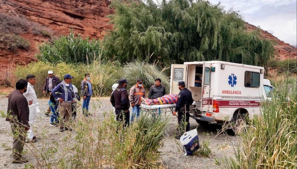 La joven fue trasladada a pie por un tramo de una hora y está internada, al parecer ilesa.