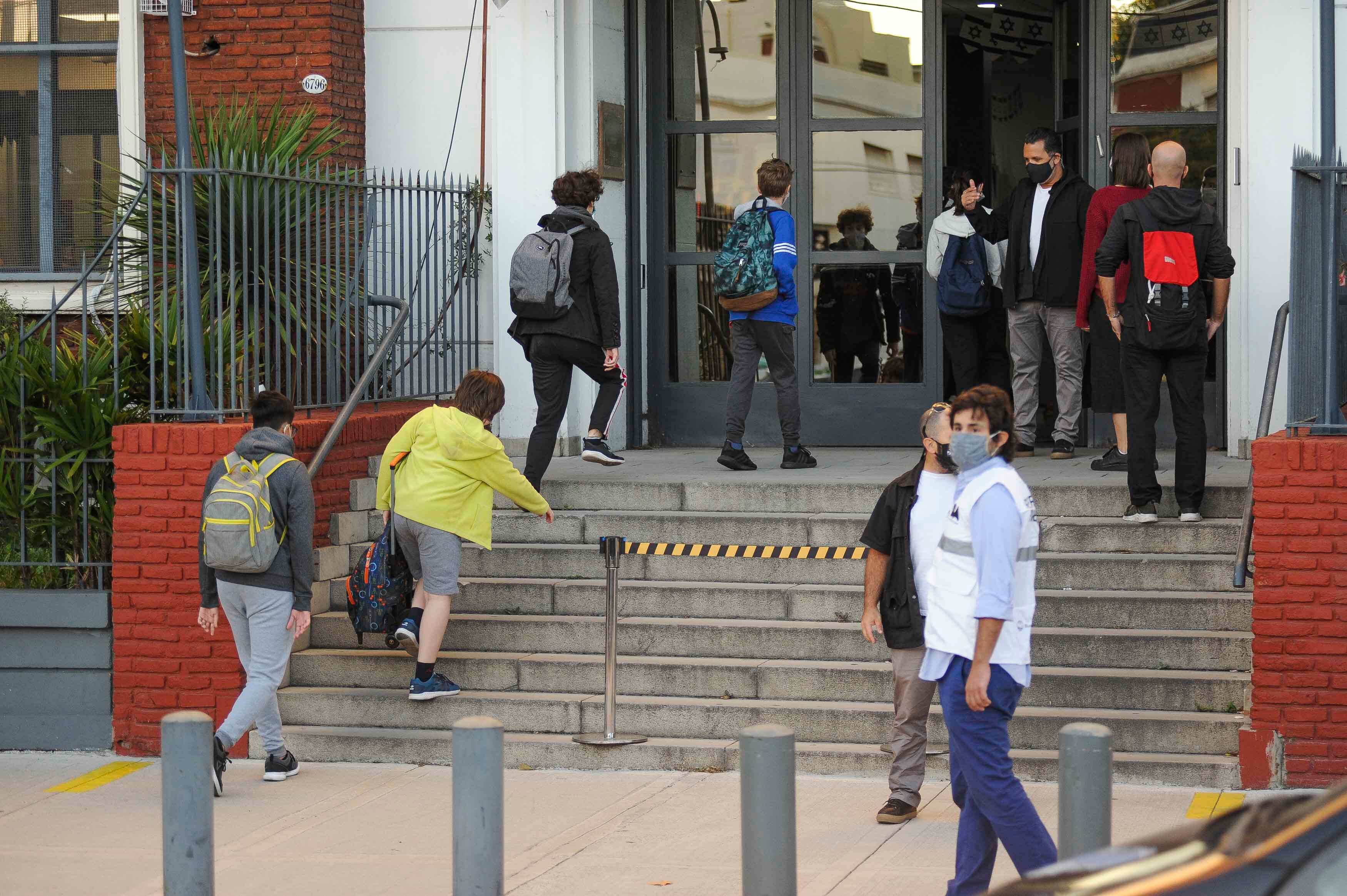 Colegio Ort de Belgrano
Vuelta a clases durante la pandemia y cuarentena en la ciudad de Buenos Aires.
Escuela jovenes ingresando.
Argentina
Foto Federico Lopez Claro
