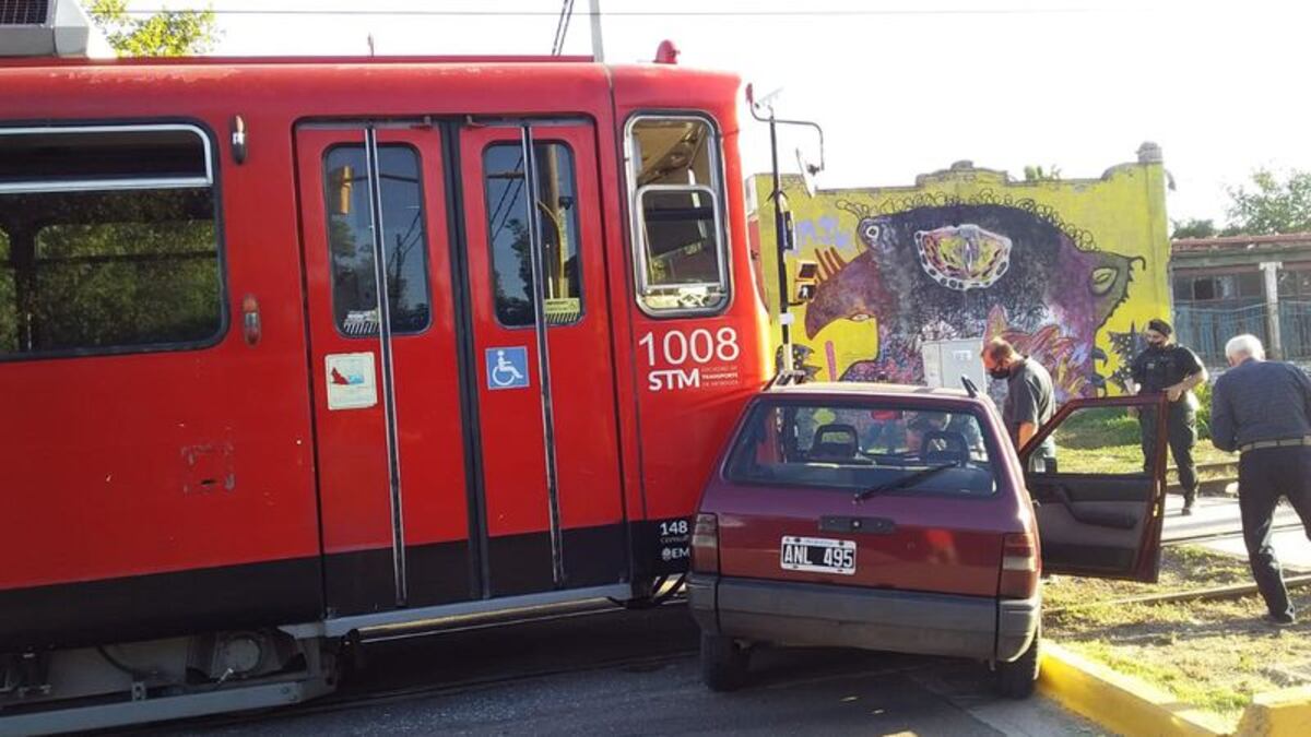 El Metrotranvía chocó contra un auto en Gutiérrez