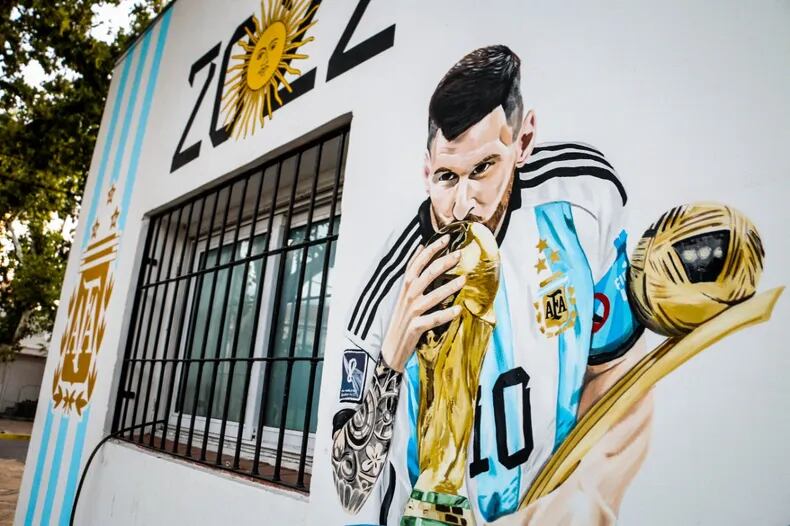 Este es el mural que Jorge "Corcho" Otarola hizo pintar en su kiosco.